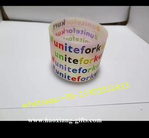 China Punho/braceletes baratos feitos sob encomenda relativos à promoção do silicone da forma de Debossed fornecedor